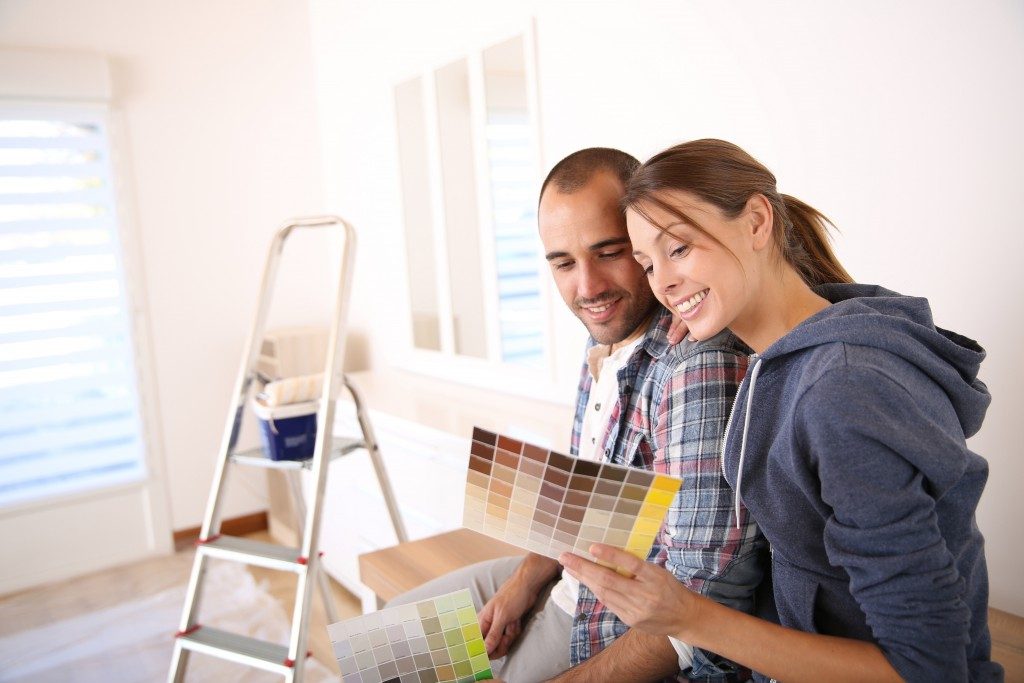 Couple choosing color for room paint