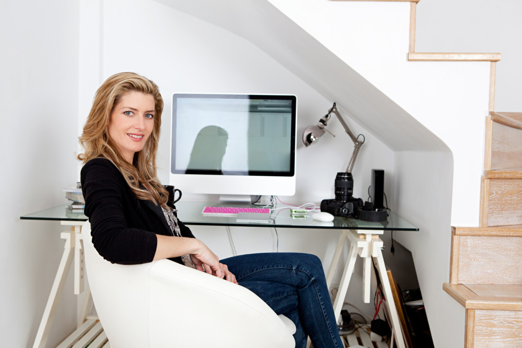 woman sitting on the chair