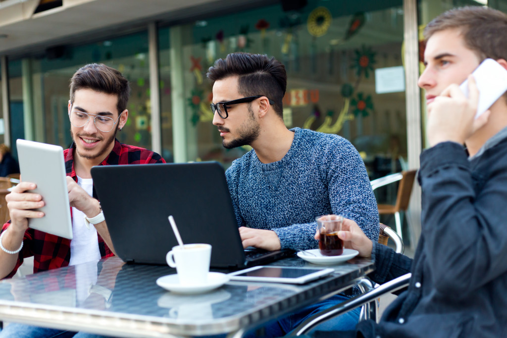 3 male working at a cafe