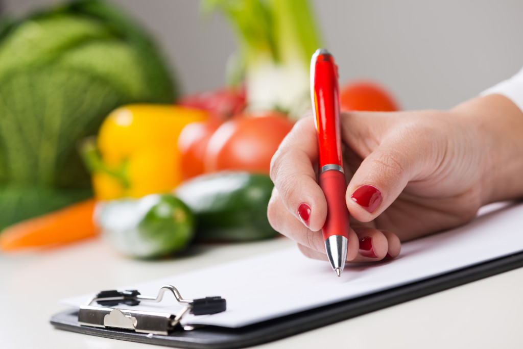 Nutritionist prescriptions with fresh vegetables